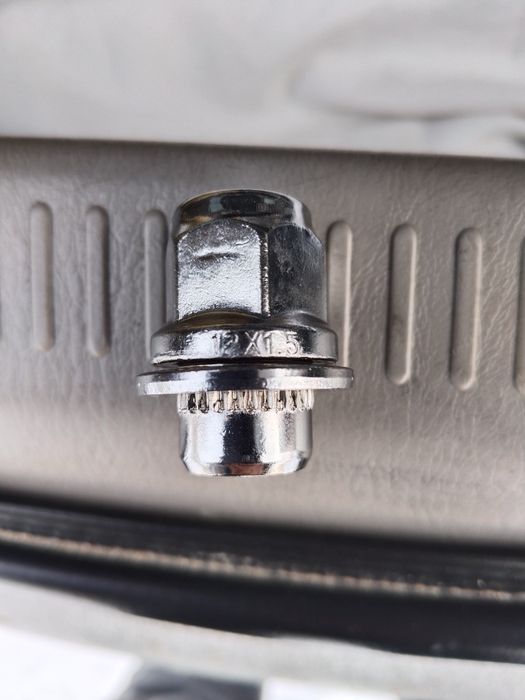 Гайка на Тойота ..