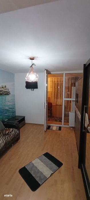 Garsonieră de închiriat, Tractorul (Coresi)