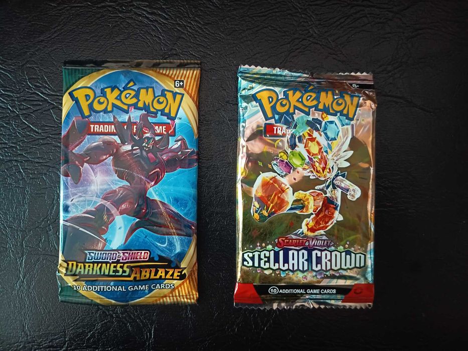 Pchete de carti pokemon.