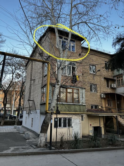 Чилонзорда Бунёдкор стадиони ёнида 3 xoналик (3/4/4) уй сотилади.