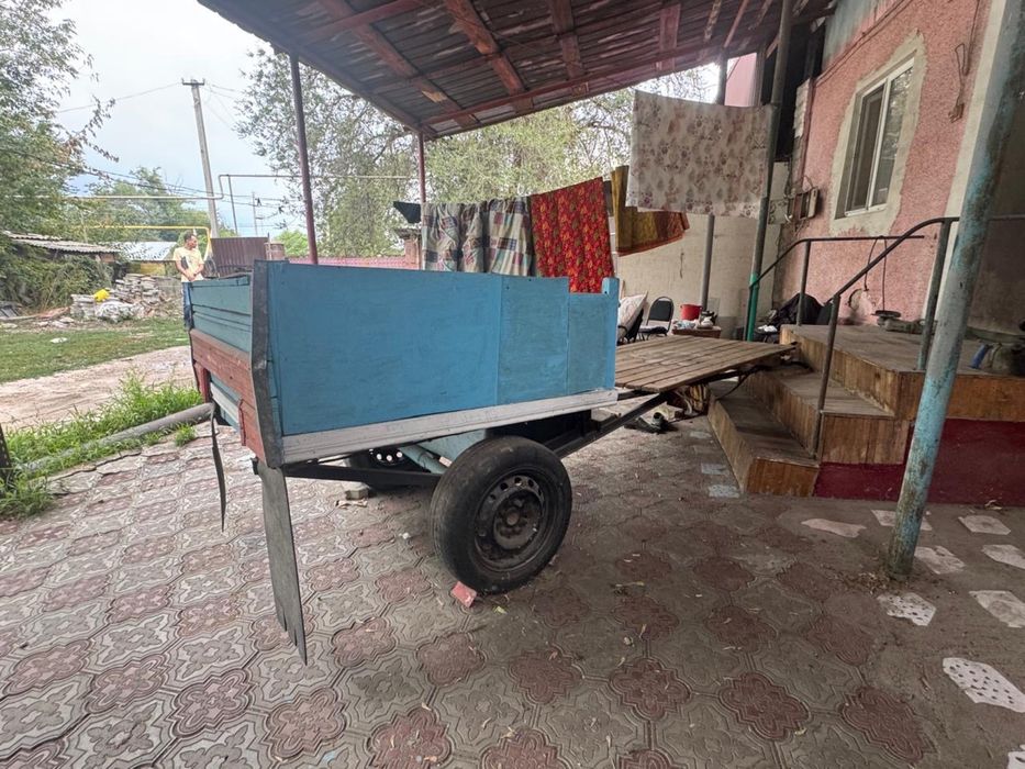 Большой синий тачка