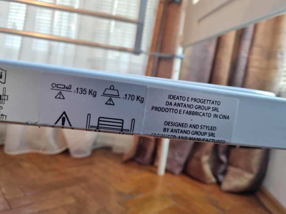 Механично болнично легло със странична преграда.