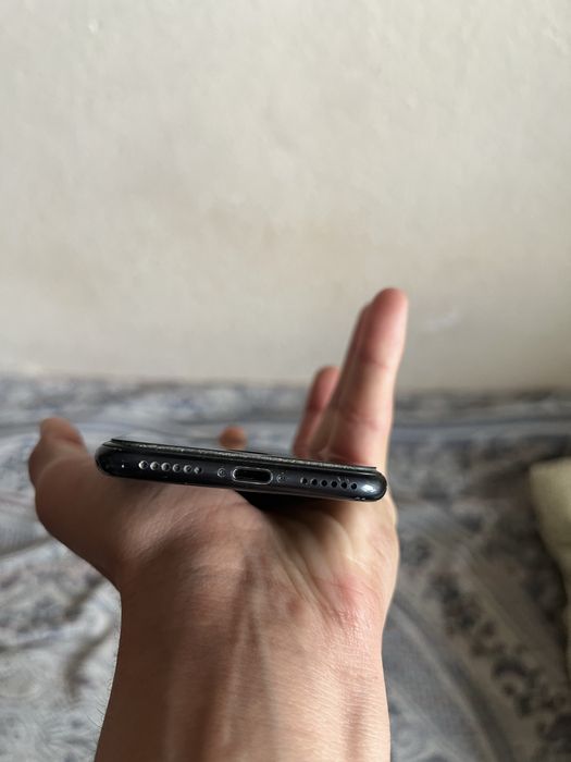 IPhone Se 2020 aybi orqa krishka singan