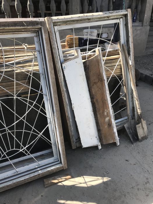 Окна с рамой с решеткой