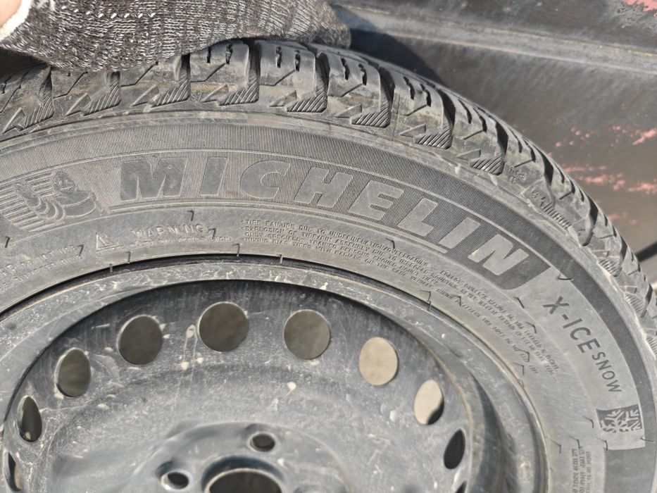 Продам зимние шины с дисками,с колпаками, стояли на Киа Рио х лайн