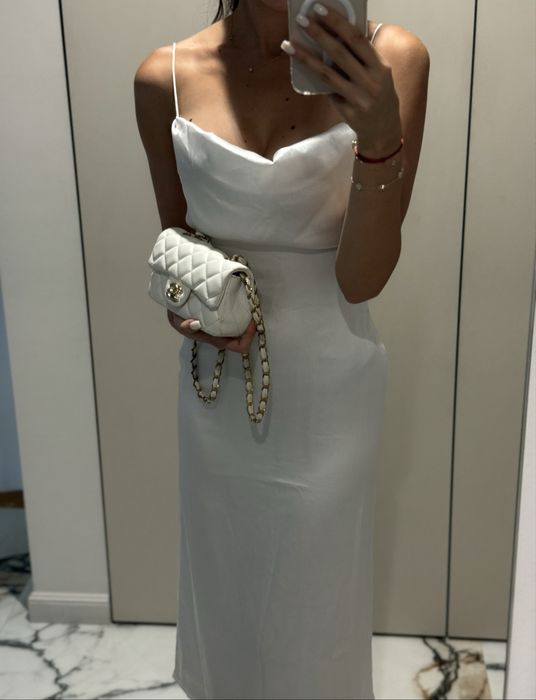 Бяла рокля сатен с гол гръб