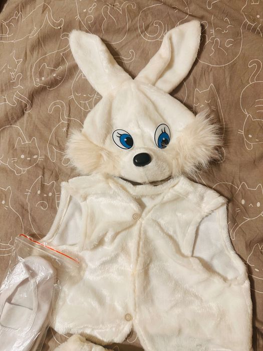 Продам костюм зайчика 4-5 лет, чешки 28 размера в подарок