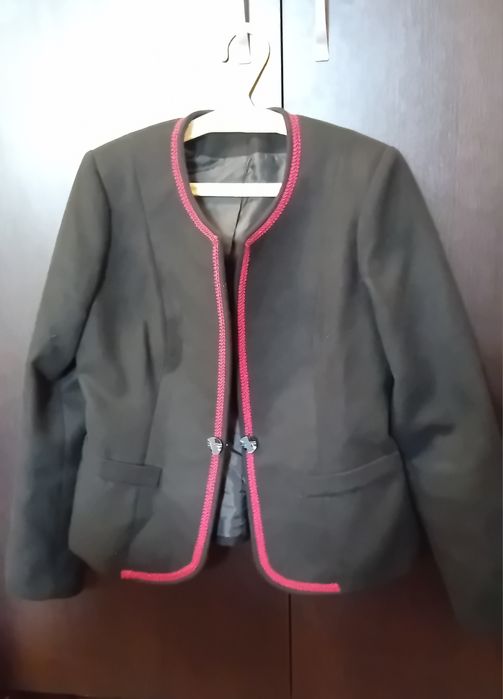 Sacoul negru cu dunga rosie, gros,  de lână