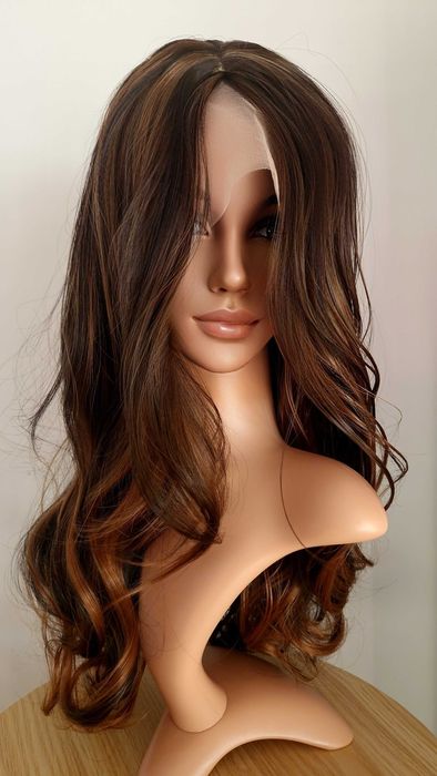 Парти тъмно кафява синтетична перука с руси кичури , на път, 65 см