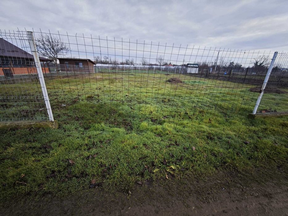 PF Teren intravilan 703 mp Sculeni – împrejmuit, utilități la 100 m