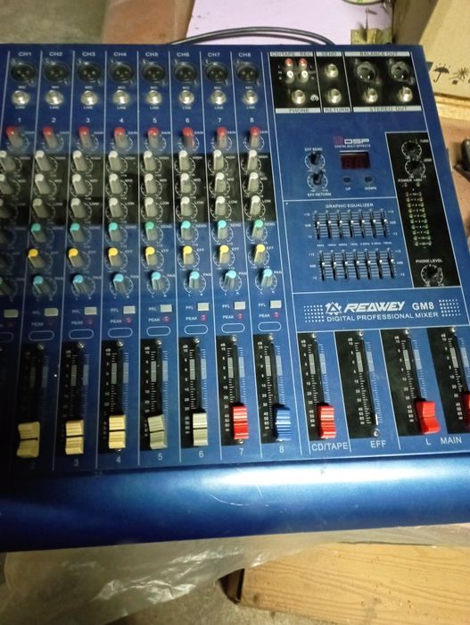 Микшерный пульт с одной колонкой.