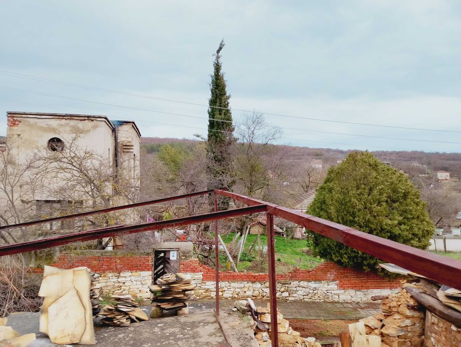 продавам къща в село Изворово общ. Чирпан