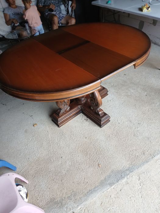 Masa cu scaune din lemn