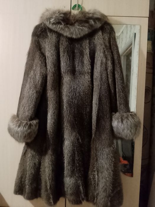Продам шубу женскую.