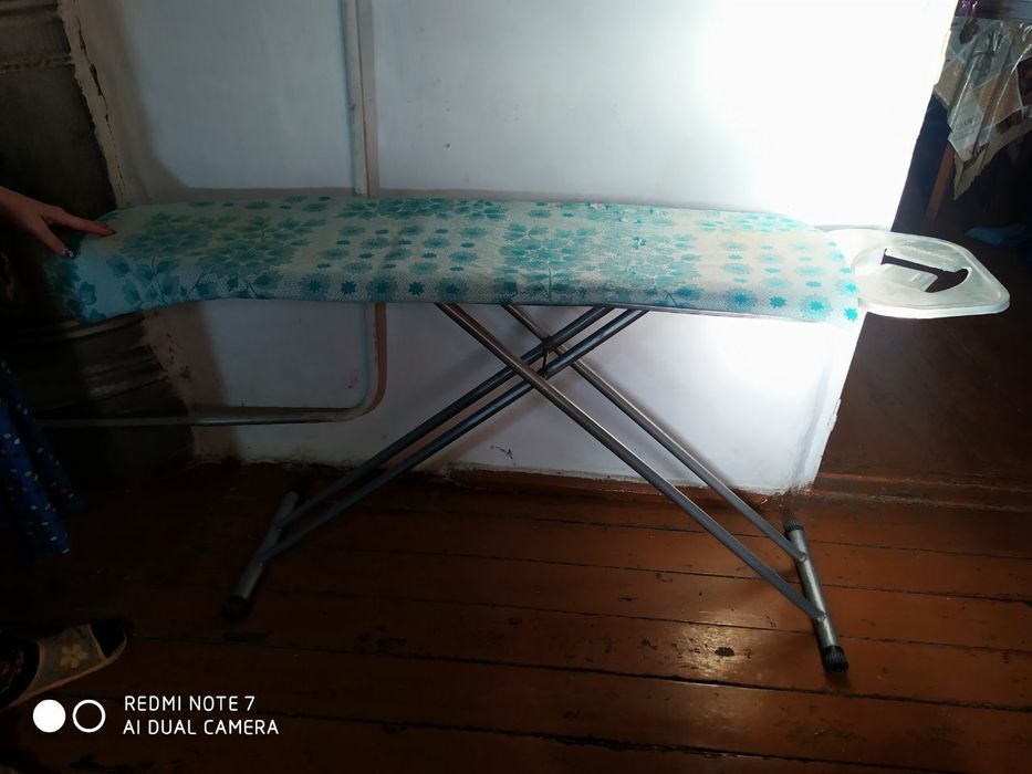 Гладильная доска , высота регулируется , ширина-35см , длина-1м.15 см.