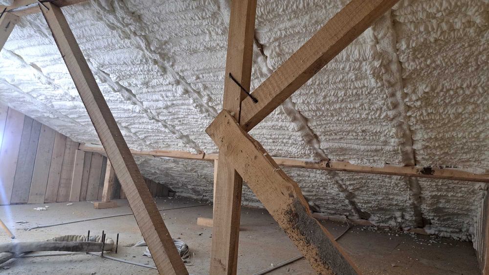 Executam izolații cu spumă poliuretanică celulă deschisă