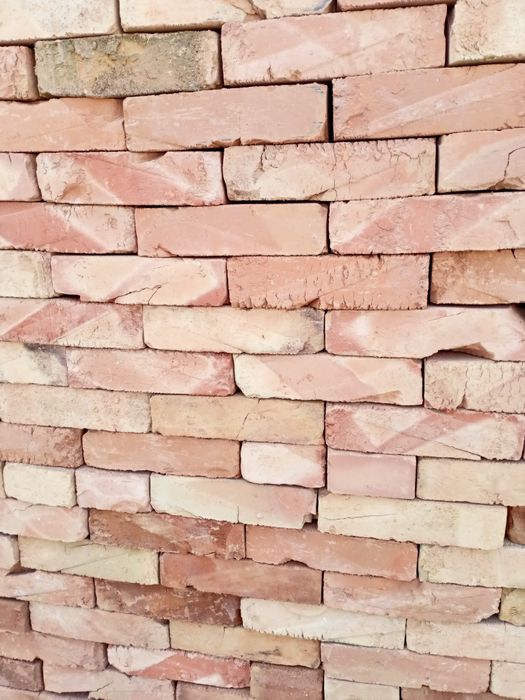 Красный жженный кирпич