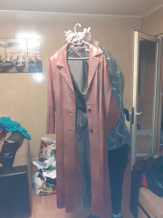 Vand palton din piele culoare maro plus o geaca de iarna culoqre bej