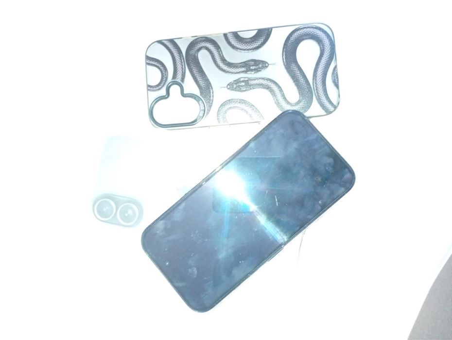 Айфон 16  без царапин