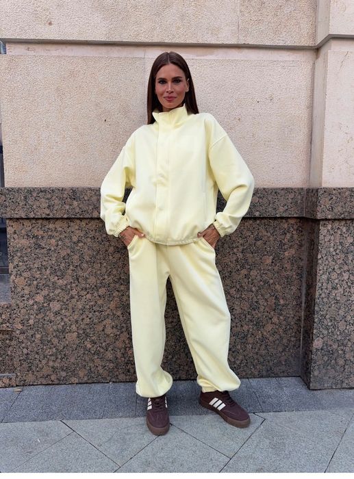 Костюм сливочного цвета