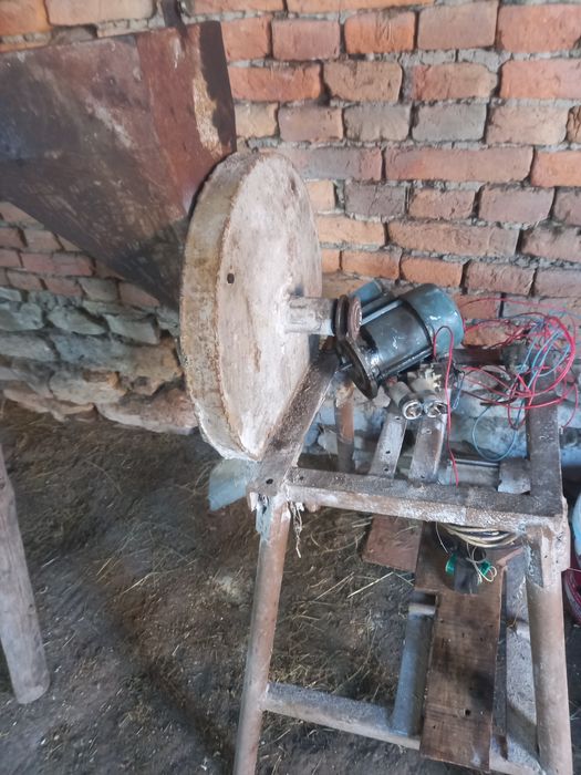 Vând moara și 2 motoare mono