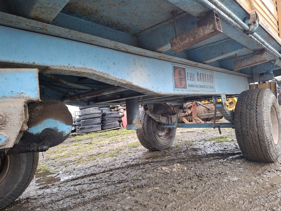 Remorca italiana basculabila trilateral