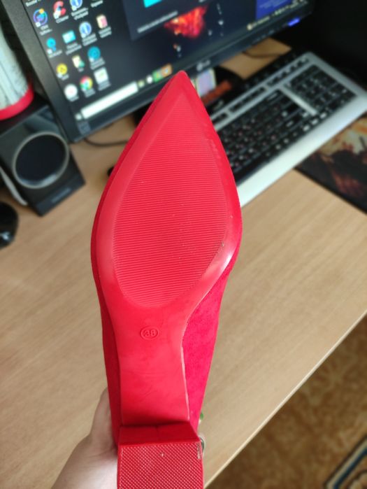 Продам туфли красные