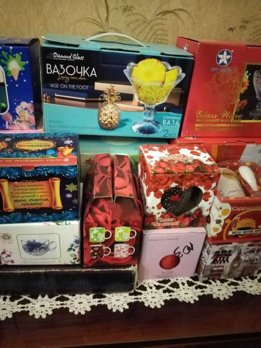 Подарочные наборы : вазочки, стаканы, кружки (новые, в упаковке)