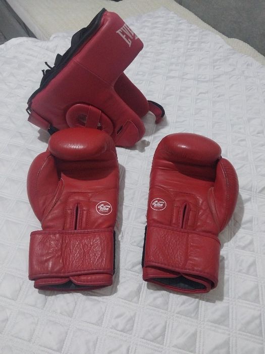 Боксёрский шлем и перчатки