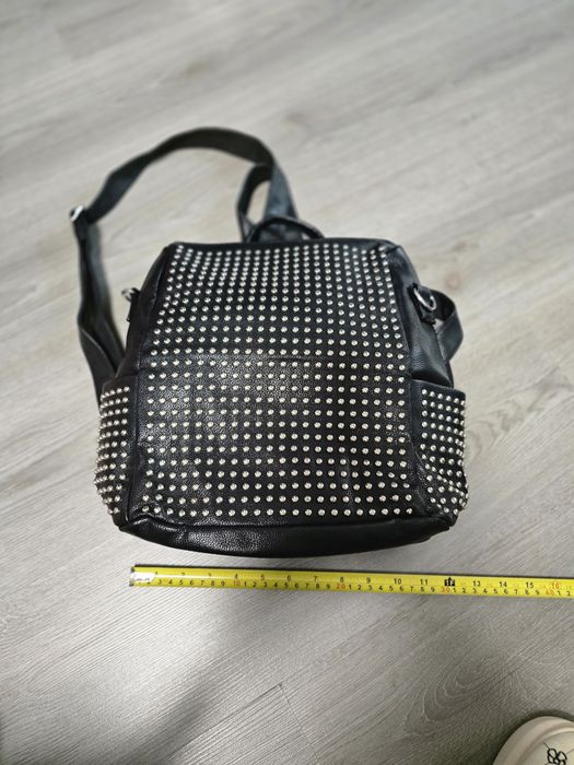 Раница с метални капси