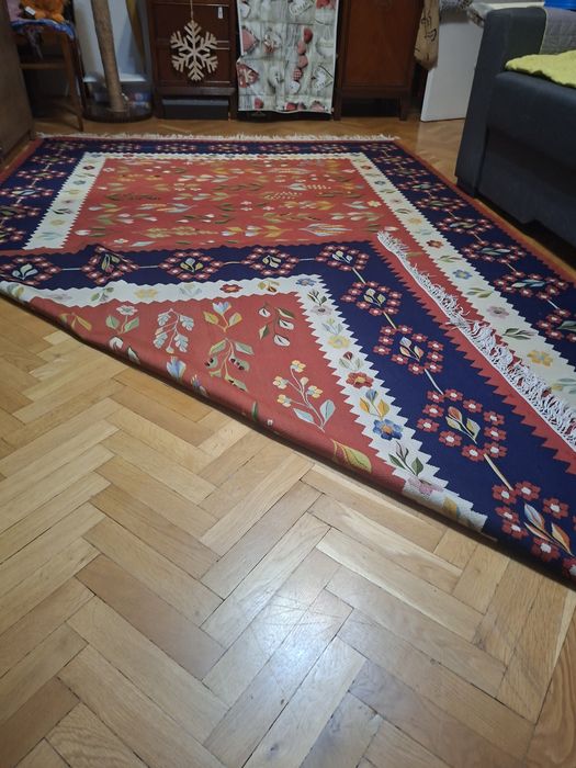 Traditional Handwovem Romanian rug