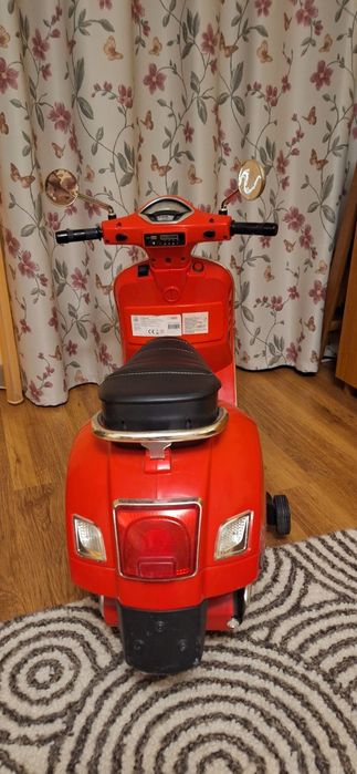 Scuter electric pentru copii Vespa