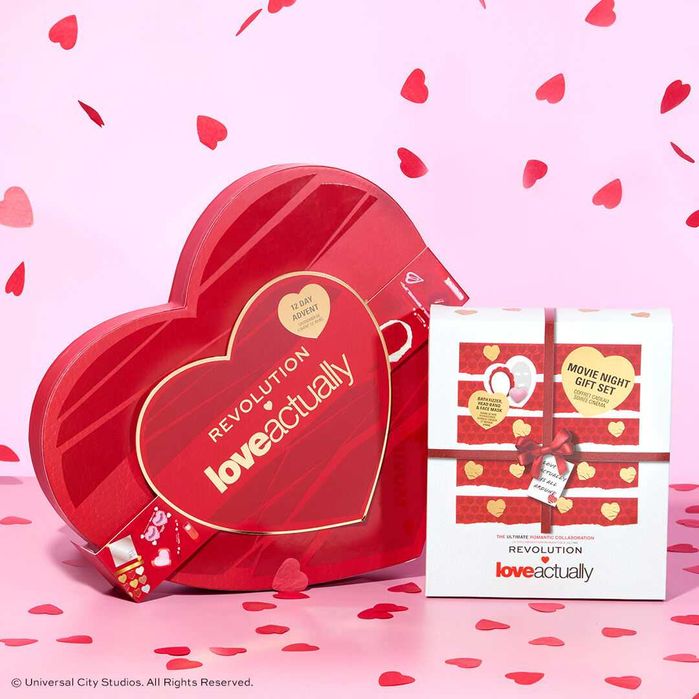 Revolution Love Actually Комплект с 12 изненади козметика грим