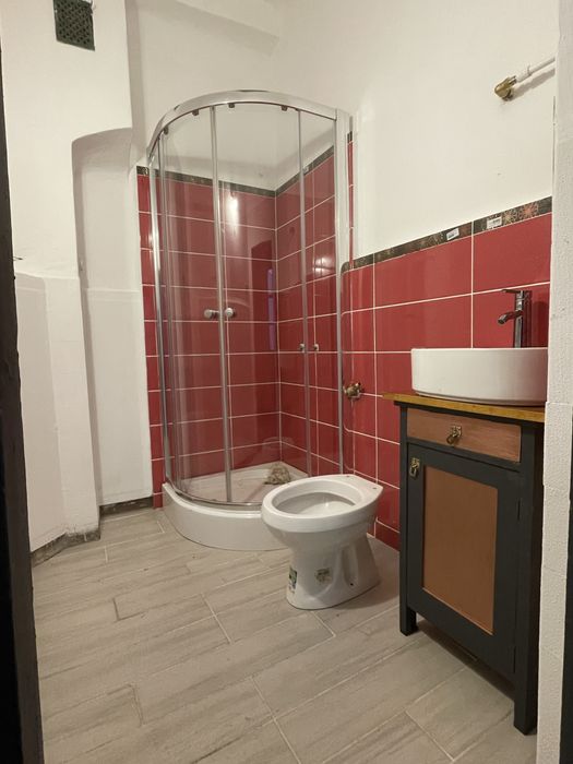 Inchiriez garsoniera (corp casa), sau vand integral