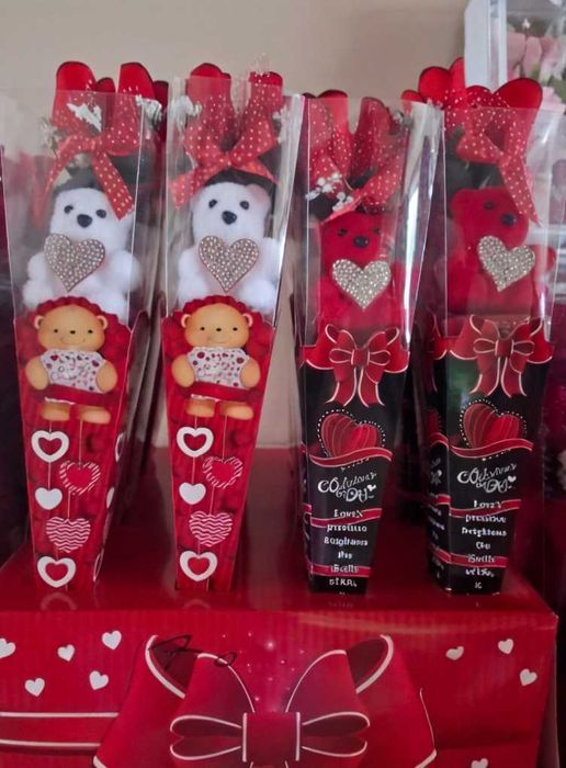 Плюшено мече с рози в букет, романтичен подарък