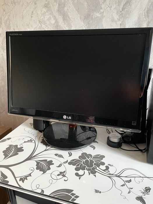 Компьютер LG вместе со столом