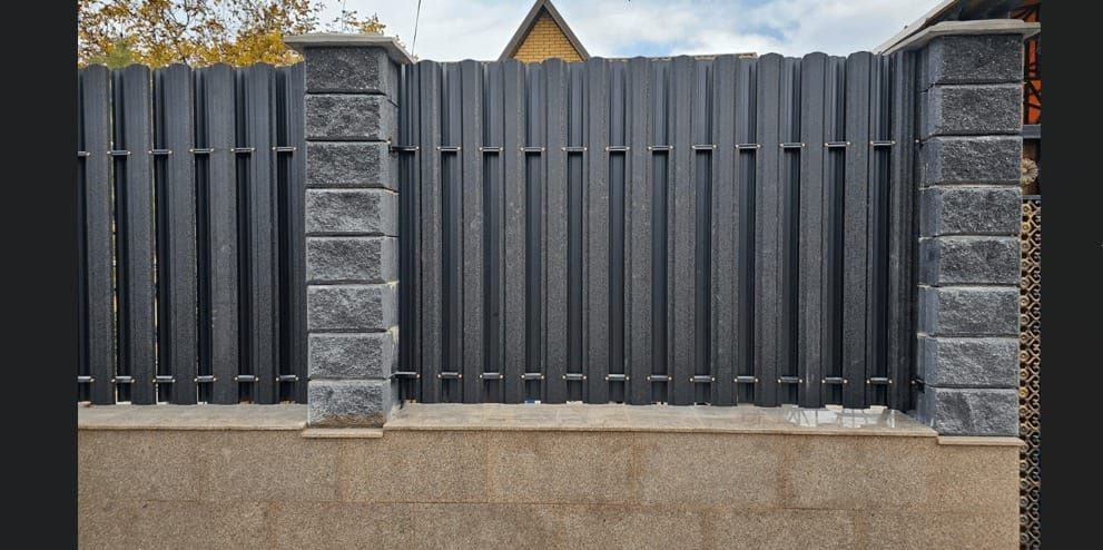 Продаётся евро штакетник металлический.