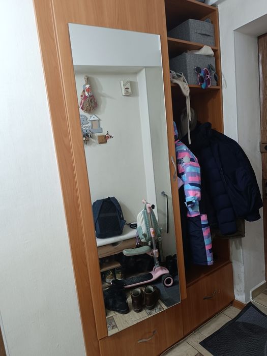 Продаем встроенный шкаф в коридор