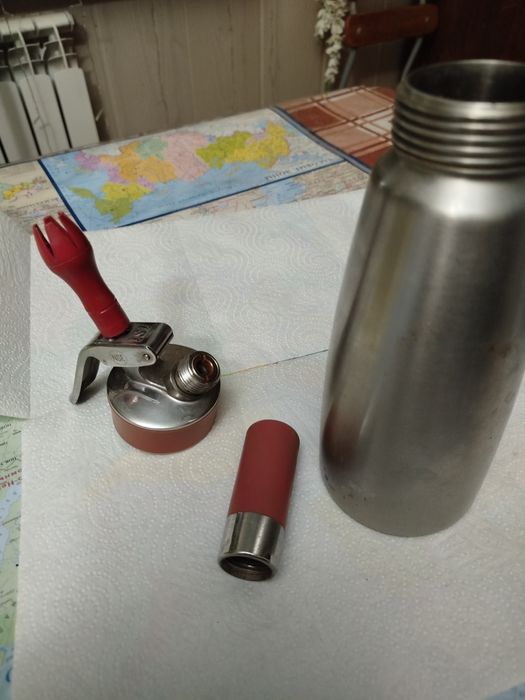 Кондитерский сифон, вместе с 30 ю болончиками.