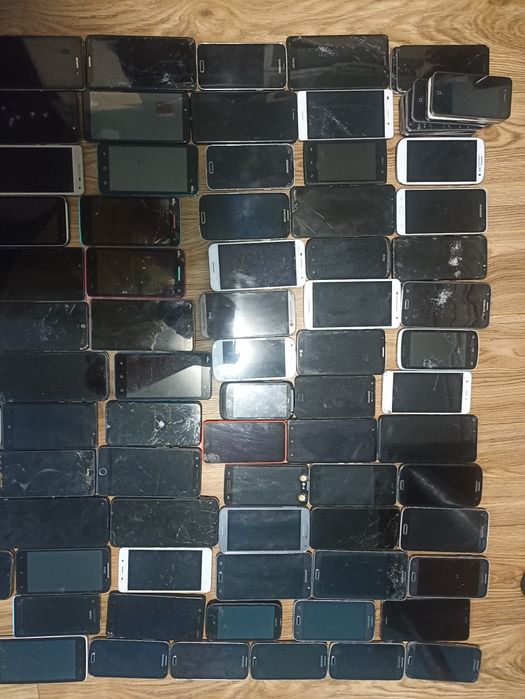 Vând lot 101 telefoane de piese