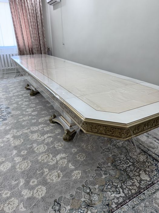 Сатылада стол и диван