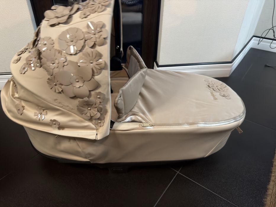 Кош Simply Flowers за Cybex Priam 4 + адаптери + комарник