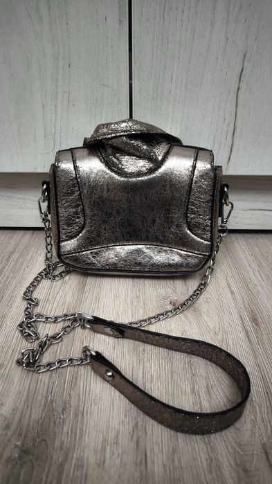 Женская сумочка интересной формы