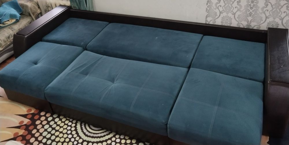 Диван с подлокотниками