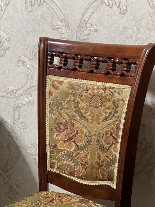 Стол для гостей с 6 стульями.