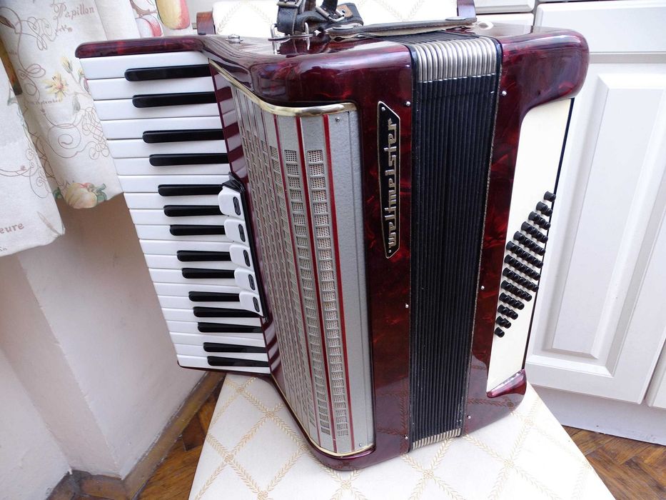 Много запазен стар акордеон Велтмайстер 48 баса