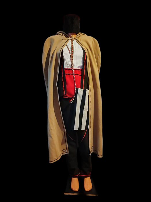 Български носии и бродерия