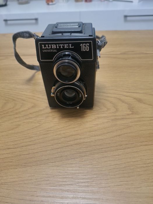 Cameră foto reflexă cu lentilă dublă (TLR) Lubitel 166 Universal.