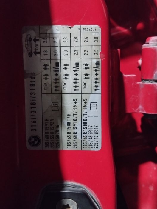 Продам БМВ 316i E36 АКПП автомат цвет красный двигатель 1.8 ЛТ .
