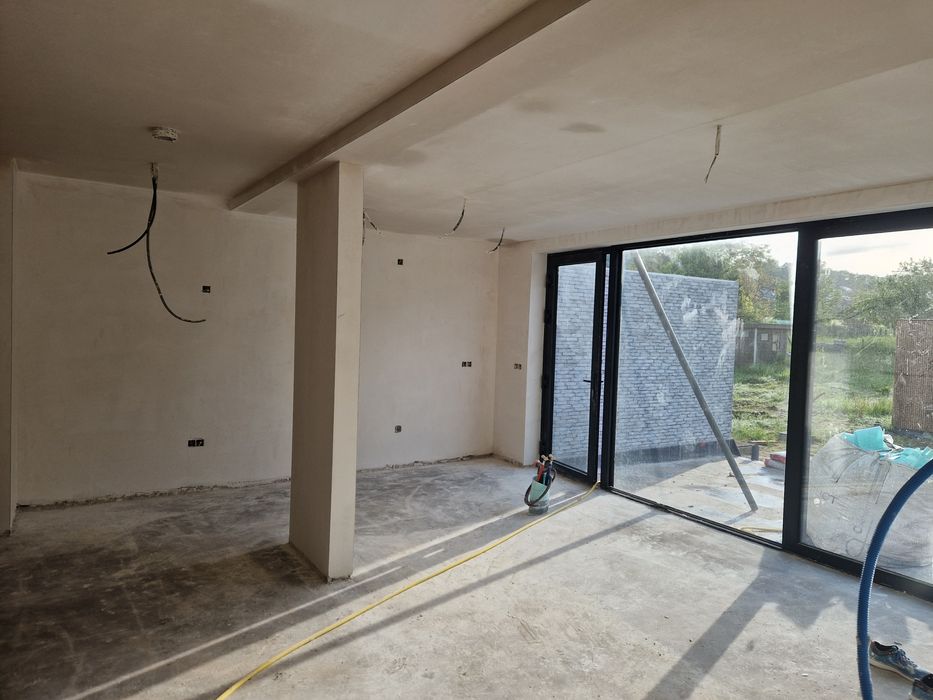 Execut tencuieli mecanizate si  șapă  pe bază de ipsos  , finisaje